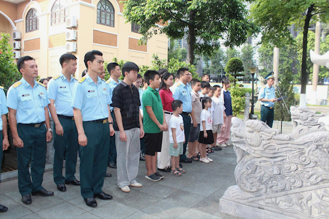 Sư đo&agrave;n Ph&ograve;ng kh&ocirc;ng 361 gặp mặt, tuy&ecirc;n dương con c&aacute;n bộ, qu&acirc;n nh&acirc;n đạt th&agrave;nh t&iacute;ch xuất sắc năm học 2025&ndash;2026 - Ảnh 1.