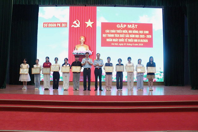 Sư đo&agrave;n Ph&ograve;ng kh&ocirc;ng 361 gặp mặt, tuy&ecirc;n dương con c&aacute;n bộ, qu&acirc;n nh&acirc;n đạt th&agrave;nh t&iacute;ch xuất sắc năm học 2025&ndash;2026 - Ảnh 6.