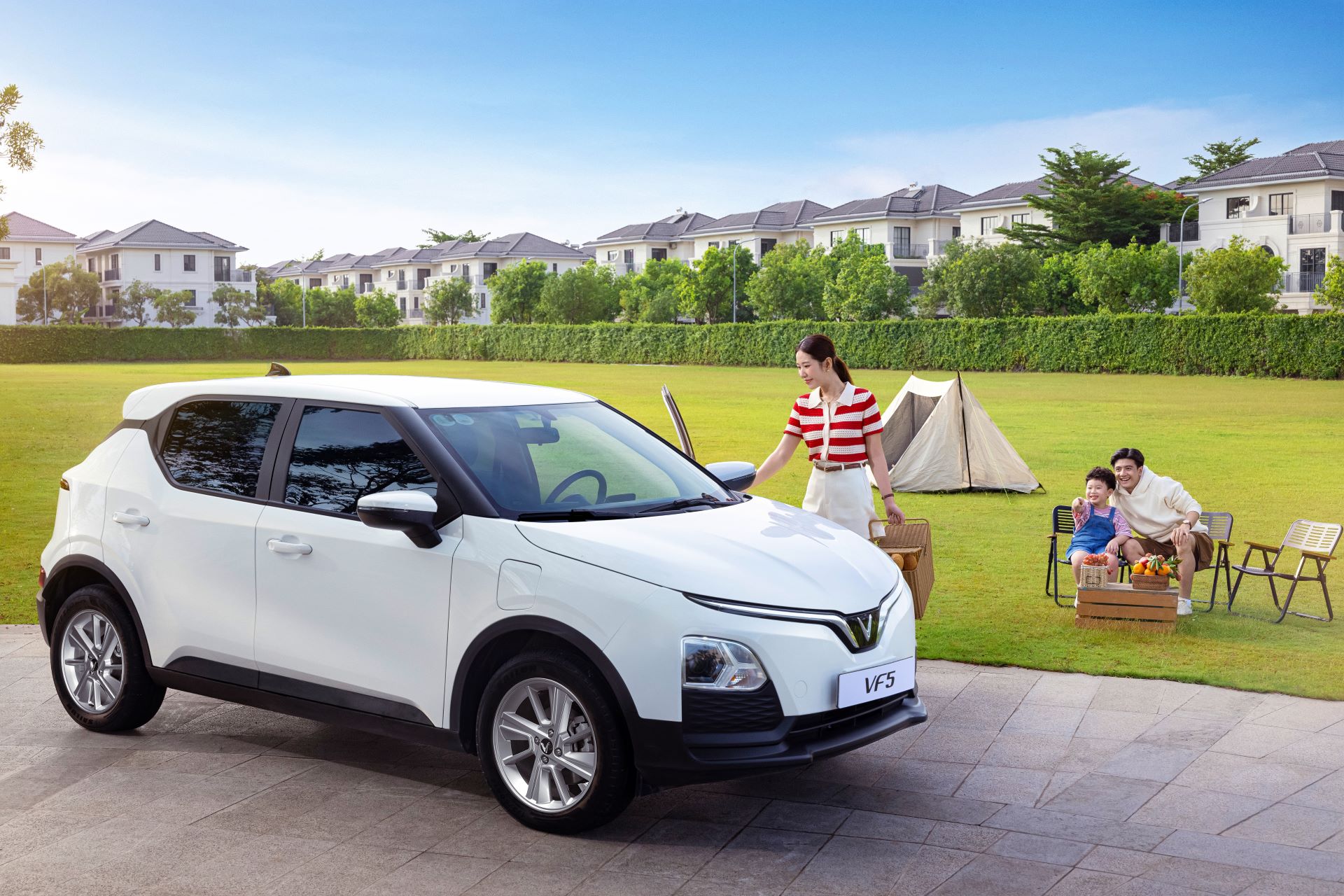 Mua xe 0 đồng, l&atilde;i suất cố định 3 năm: Kh&aacute;ch mua VinFast VF 5 thảnh thơi nhờ đặc quyền t&agrave;i ch&iacute;nh th&aacute;ng 6 - Ảnh 1.