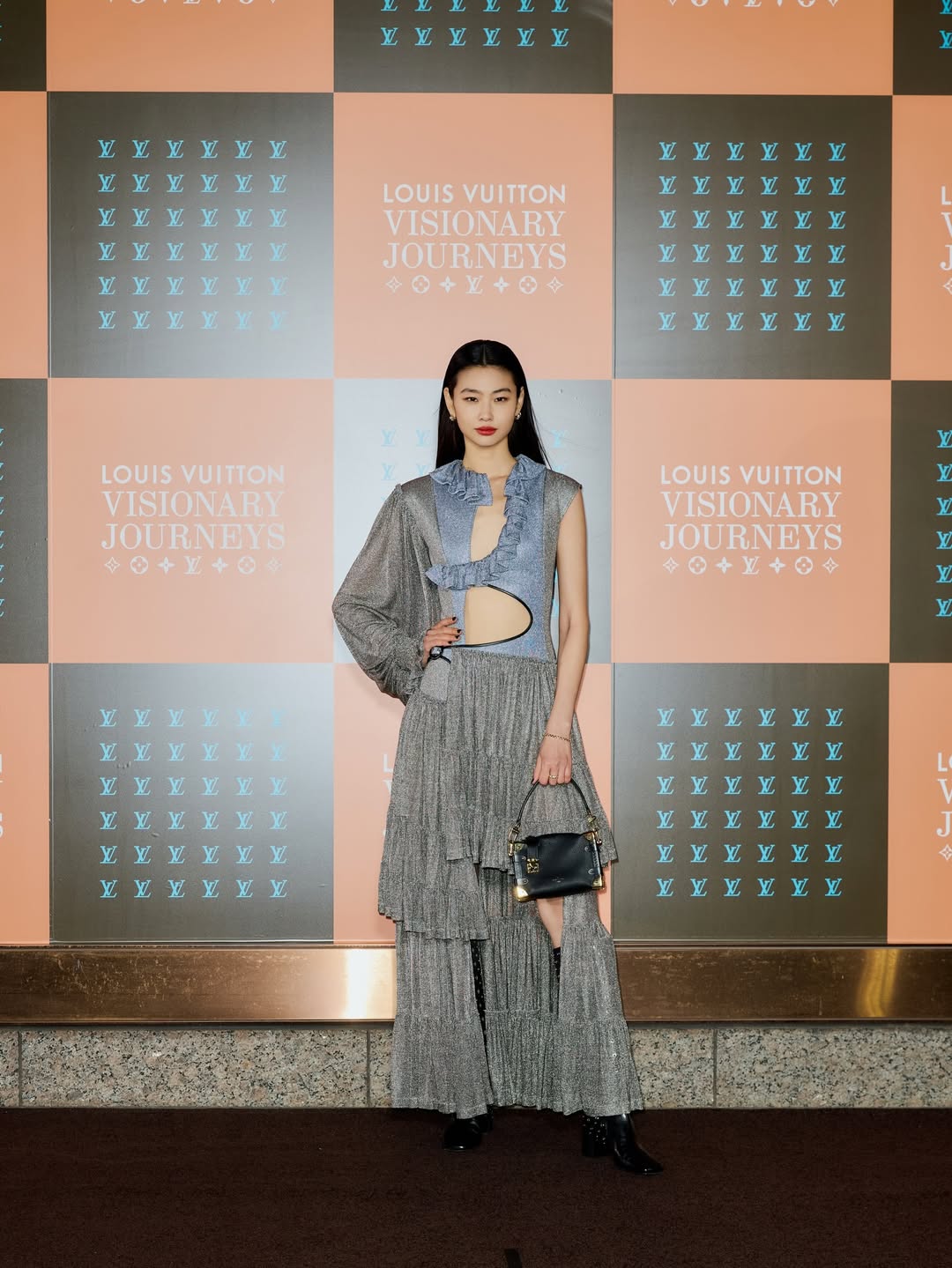 Lưu Diệc Phi, Ch&acirc;u B&ugrave;i v&agrave; T&oacute;c Ti&ecirc;n c&ugrave;ng lựa chọn một thiết kế t&uacute;i từ Louis Vuitton - Ảnh 7.