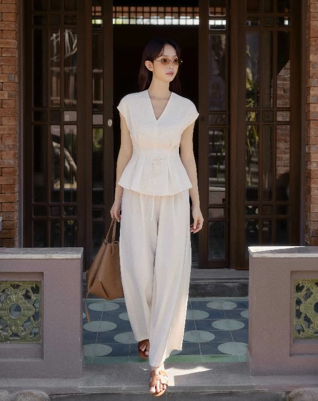Nữ thần du lịch gọi tên Song Hye Kyo: Outfit đơn giản mà ảnh nào cũng triệu like - Ảnh 9.