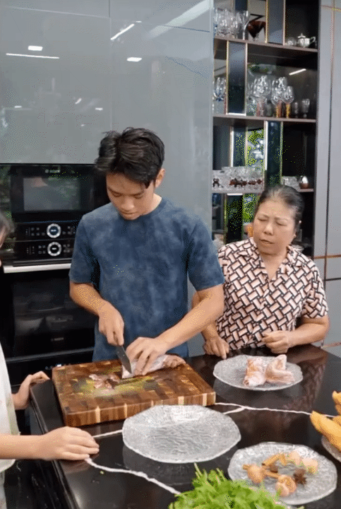 Hotmom Long Biên có giúp việc 24/7 vẫn tự vào bếp, dạy con nấu ăn từ những bước đơn giản nhất- Ảnh 9. Hotmom Long Biên có giúp việc 24/7 vẫn tự vào bếp, dạy con nấu ăn từ những bước đơn giản nhất- Ảnh 9.