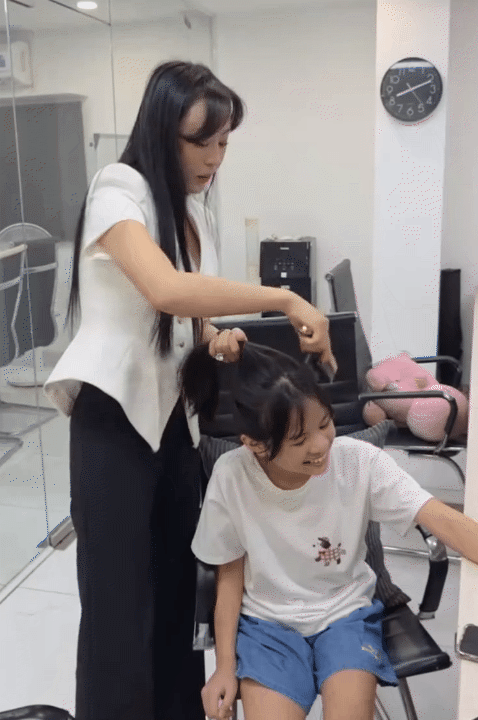 Hotmom Long Biên có giúp việc 24/7 vẫn tự vào bếp, dạy con nấu ăn từ những bước đơn giản nhất- Ảnh 3. Hotmom Long Biên có giúp việc 24/7 vẫn tự vào bếp, dạy con nấu ăn từ những bước đơn giản nhất- Ảnh 3.