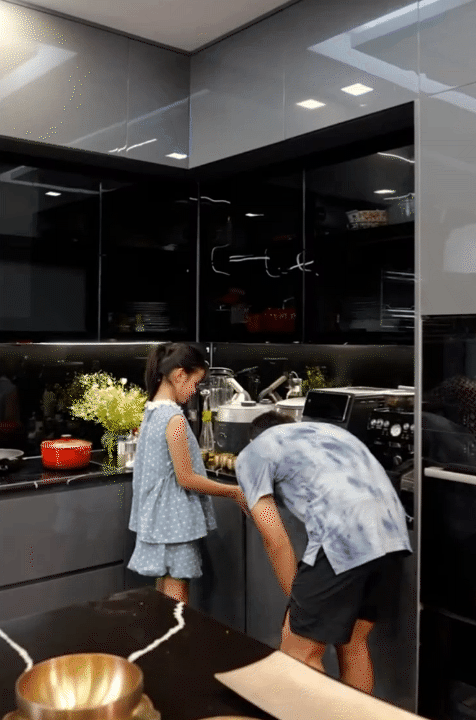 Hotmom Long Biên có giúp việc 24/7 vẫn tự vào bếp, dạy con nấu ăn từ những bước đơn giản nhất- Ảnh 5. Hotmom Long Biên có giúp việc 24/7 vẫn tự vào bếp, dạy con nấu ăn từ những bước đơn giản nhất- Ảnh 5.