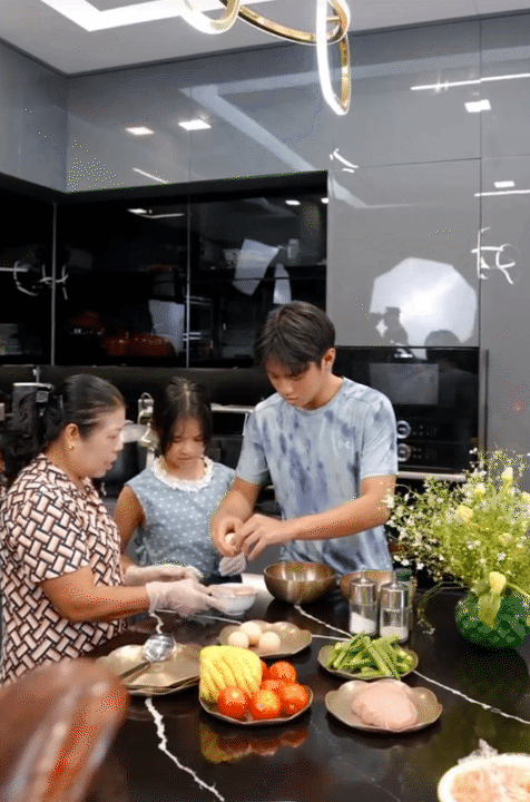 Hotmom Long Biên có giúp việc 24/7 vẫn tự vào bếp, dạy con nấu ăn từ những bước đơn giản nhất- Ảnh 4. Hotmom Long Biên có giúp việc 24/7 vẫn tự vào bếp, dạy con nấu ăn từ những bước đơn giản nhất- Ảnh 4.