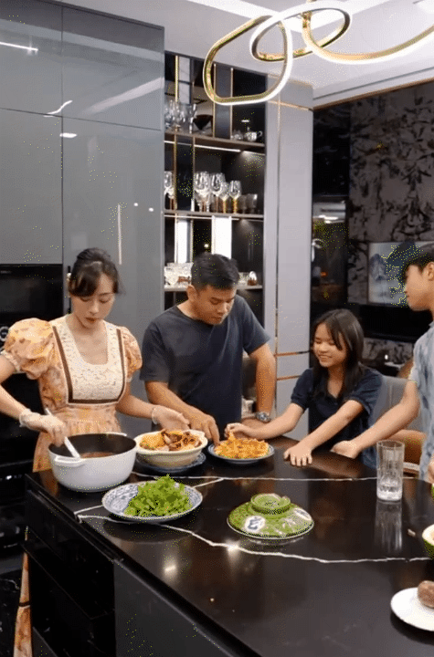 Hotmom Long Biên có giúp việc 24/7 vẫn tự vào bếp, dạy con nấu ăn từ những bước đơn giản nhất- Ảnh 6. Hotmom Long Biên có giúp việc 24/7 vẫn tự vào bếp, dạy con nấu ăn từ những bước đơn giản nhất- Ảnh 6.
