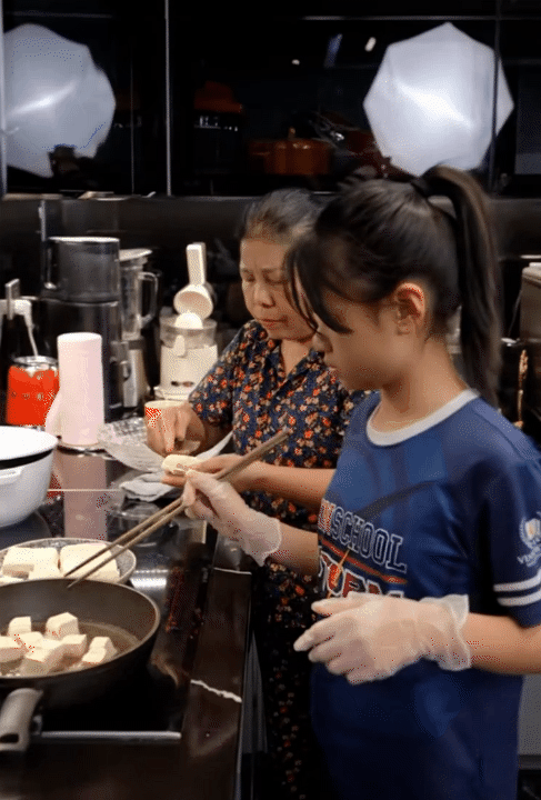 Hotmom Long Biên có giúp việc 24/7 vẫn tự vào bếp, dạy con nấu ăn từ những bước đơn giản nhất- Ảnh 7. Hotmom Long Biên có giúp việc 24/7 vẫn tự vào bếp, dạy con nấu ăn từ những bước đơn giản nhất- Ảnh 7.