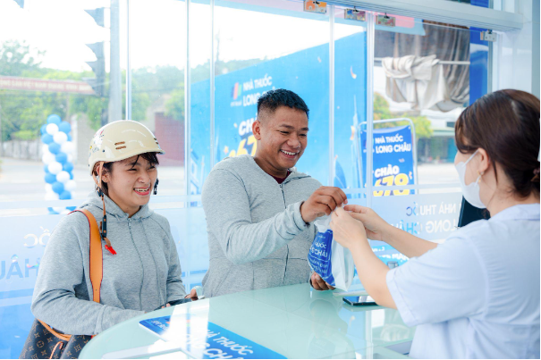 Chạm mốc 2.678 nhà thuốc toàn quốc, Long Châu tiếp tục đưa y tế chất lượng chăm sóc hàng triệu gia đình- Ảnh 3. Chạm mốc 2.678 nhà thuốc toàn quốc, Long Châu tiếp tục đưa y tế chất lượng chăm sóc hàng triệu gia đình- Ảnh 3.
