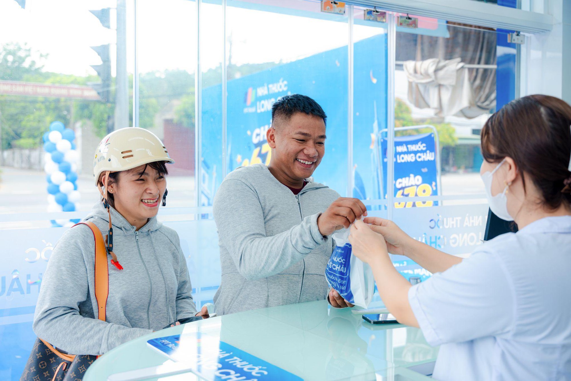 Long Ch&acirc;u đạt 2.678 nh&agrave; thuốc to&agrave;n quốc, trở th&agrave;nh điểm tựa sức khỏe vững chắc cho h&agrave;ng triệu gia đ&igrave;nh - Ảnh 3.