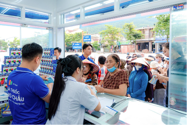 Chạm mốc 2.678 nhà thuốc toàn quốc, Long Châu tiếp tục đưa y tế chất lượng chăm sóc hàng triệu gia đình- Ảnh 4. Chạm mốc 2.678 nhà thuốc toàn quốc, Long Châu tiếp tục đưa y tế chất lượng chăm sóc hàng triệu gia đình- Ảnh 4.