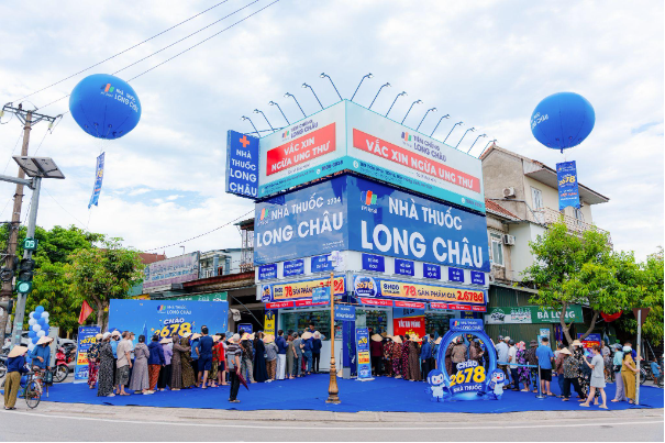 Chạm mốc 2.678 nhà thuốc toàn quốc, Long Châu tiếp tục đưa y tế chất lượng chăm sóc hàng triệu gia đình- Ảnh 5. Chạm mốc 2.678 nhà thuốc toàn quốc, Long Châu tiếp tục đưa y tế chất lượng chăm sóc hàng triệu gia đình- Ảnh 5.