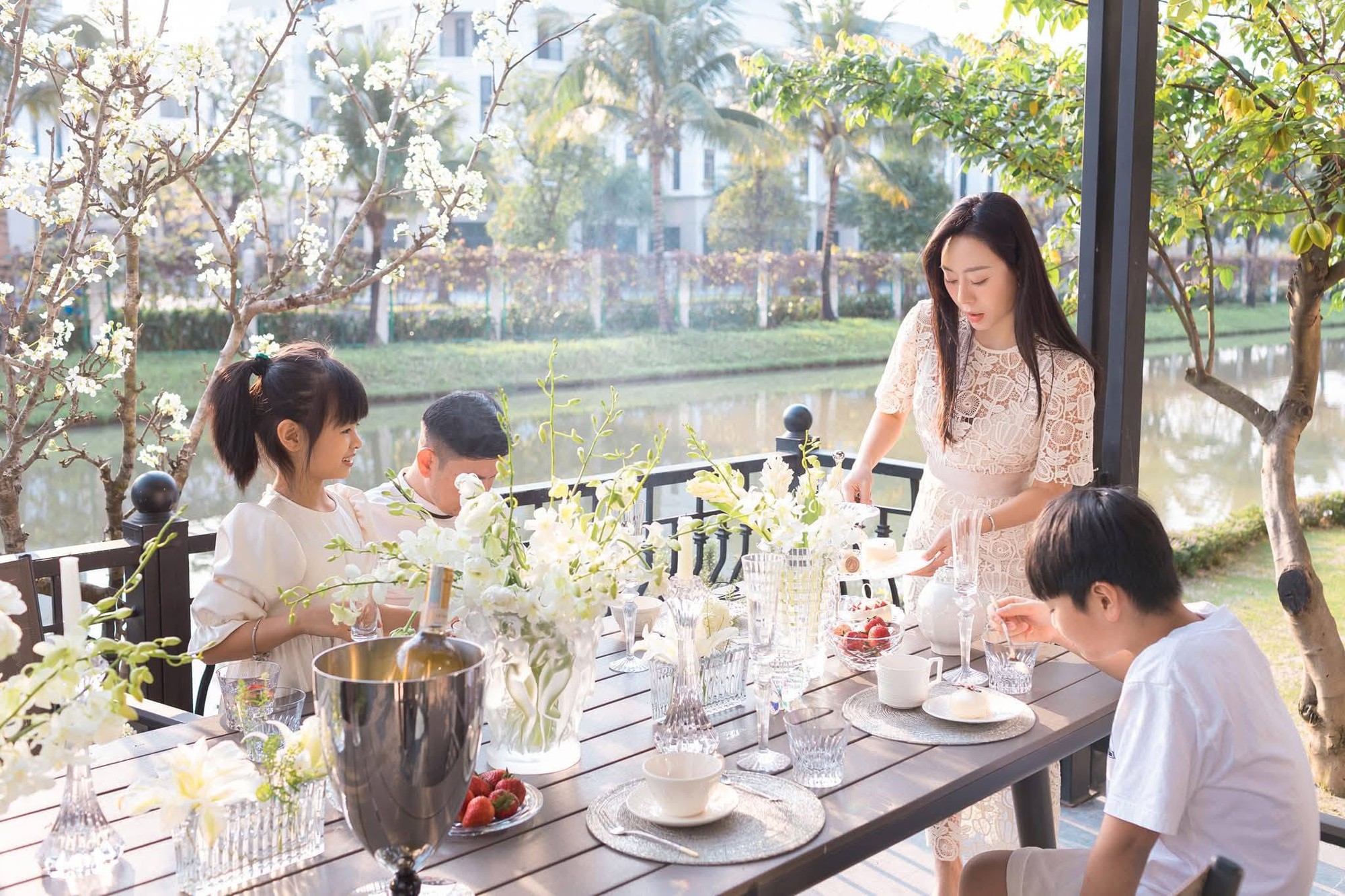 Hotmom Long Biên có giúp việc 24/7 vẫn tự vào bếp, dạy con nấu ăn từ những bước đơn giản nhất- Ảnh 1. Hotmom Long Biên có giúp việc 24/7 vẫn tự vào bếp, dạy con nấu ăn từ những bước đơn giản nhất- Ảnh 1.