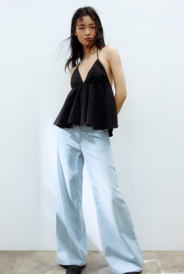 Quần jeans ống rộng vẫn là “vua” của tủ đồ năm 2026: 8 công thức phối đồ giúp bạn mặc đẹp, che khuyết điểm và trông sang hơn - Ảnh 10.