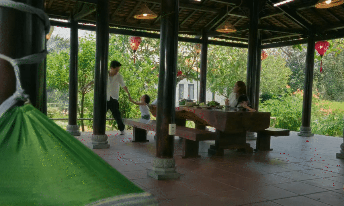 Trường Giang - Nh&atilde; Phương đưa c&aacute;c con về nh&agrave; vườn 70 tỷ nghỉ h&egrave;: Con trai giống ba như tạc, c&ograve;n b&aacute;m ba Giang kh&ocirc;ng rời- Ảnh 9.