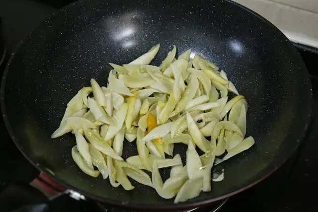 Món ăn được nấu từ nguyên liệu này chỉ cần xào sơ qua thôi mà ai thử là cứ gắp liên tục, càng ăn càng thấy ngon- Ảnh 3. Món ăn được nấu từ nguyên liệu này chỉ cần xào sơ qua thôi mà ai thử là cứ gắp liên tục, càng ăn càng thấy ngon- Ảnh 3.
