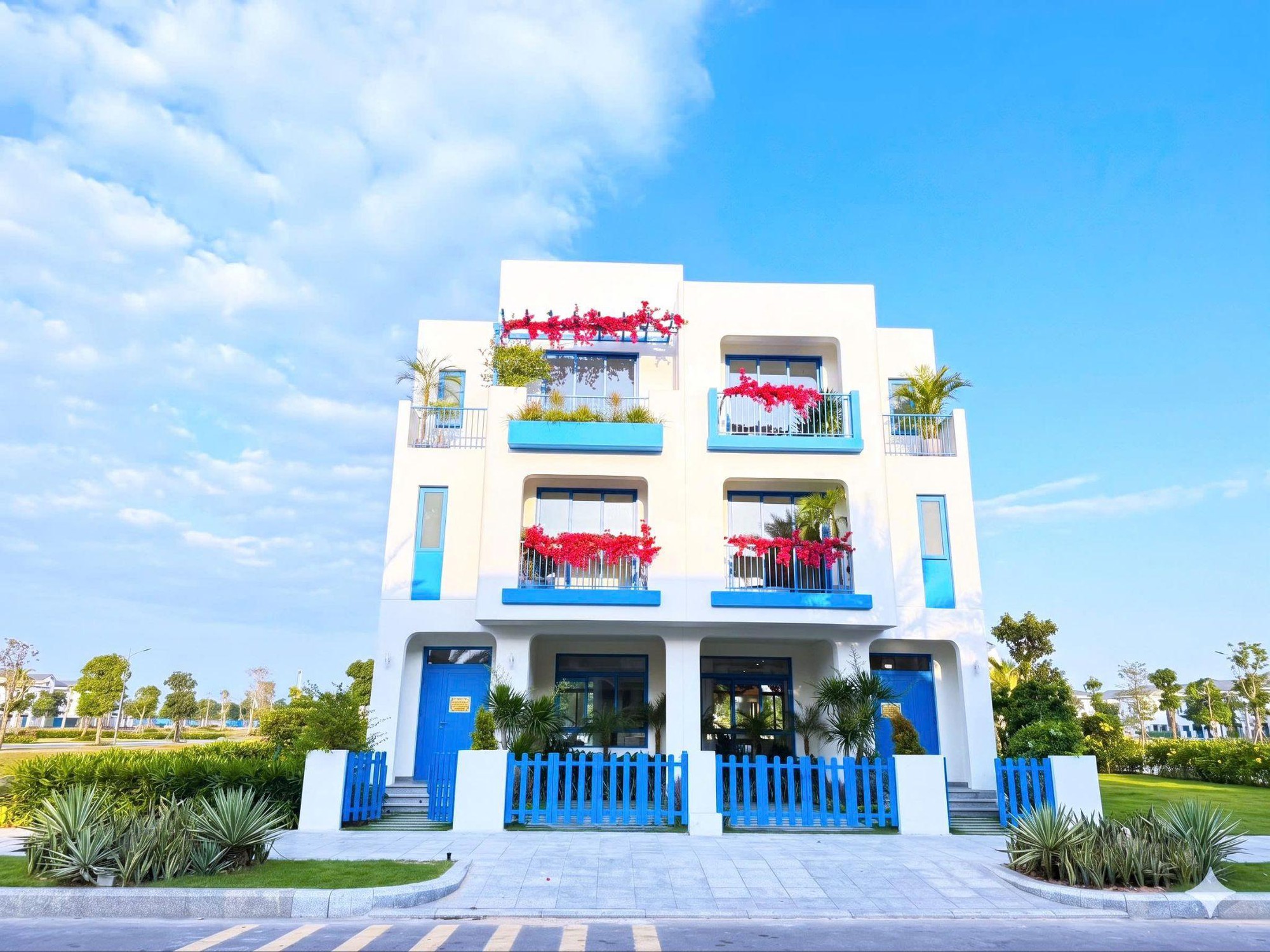 Nh&agrave; phố biển phong c&aacute;ch Santorini: Sức h&uacute;t mới dẫn dắt thị trường b&acirc;́t đ&ocirc;̣ng sản Cam Ranh - Ảnh 1.