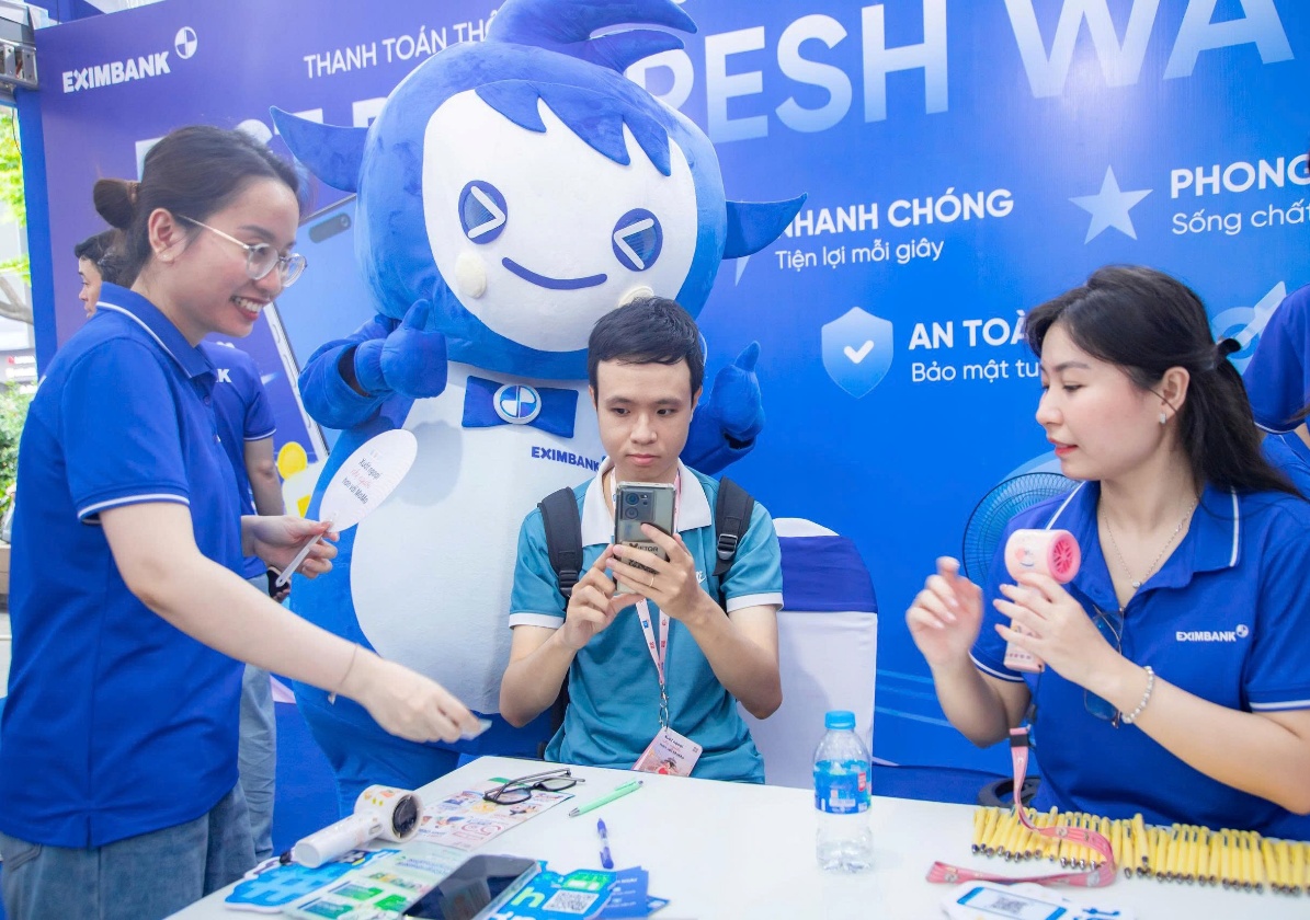 Eximbank đẩy mạnh giải ph&aacute;p quản l&yacute; d&ograve;ng tiền cho hộ kinh doanh- Ảnh 1.