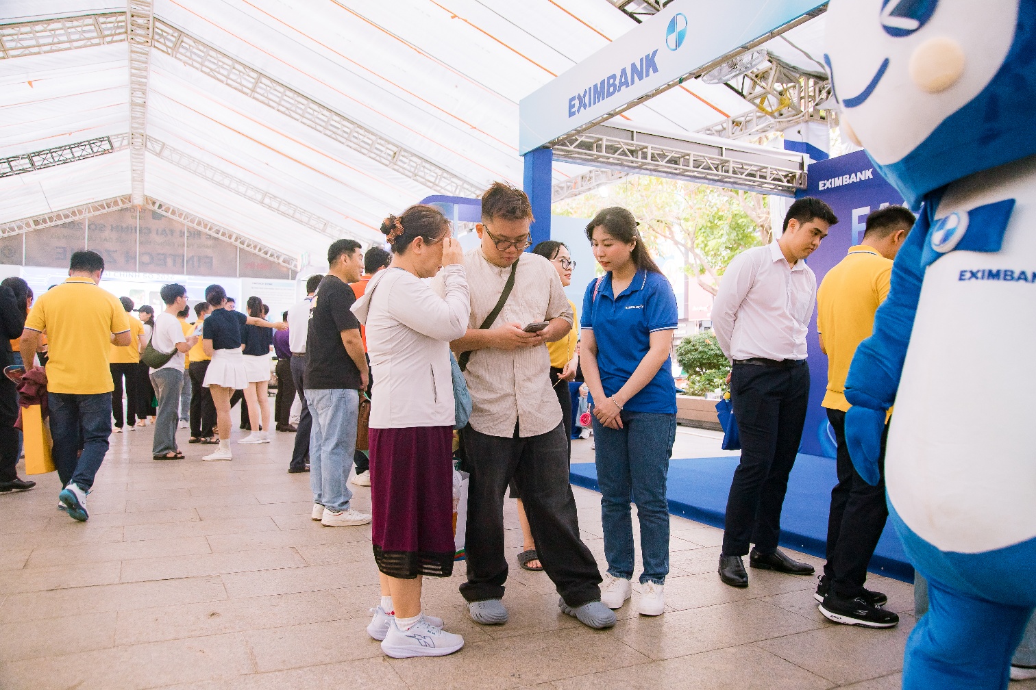 Eximbank đẩy mạnh giải ph&aacute;p quản l&yacute; d&ograve;ng tiền cho hộ kinh doanh- Ảnh 2.