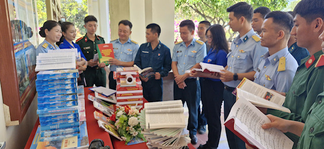 &ldquo;N&acirc;ng bước em đến trường&rdquo; h&agrave;nh tr&igrave;nh chắp c&aacute;nh ước mơ của những người l&iacute;nh canh trời - Ảnh 3.