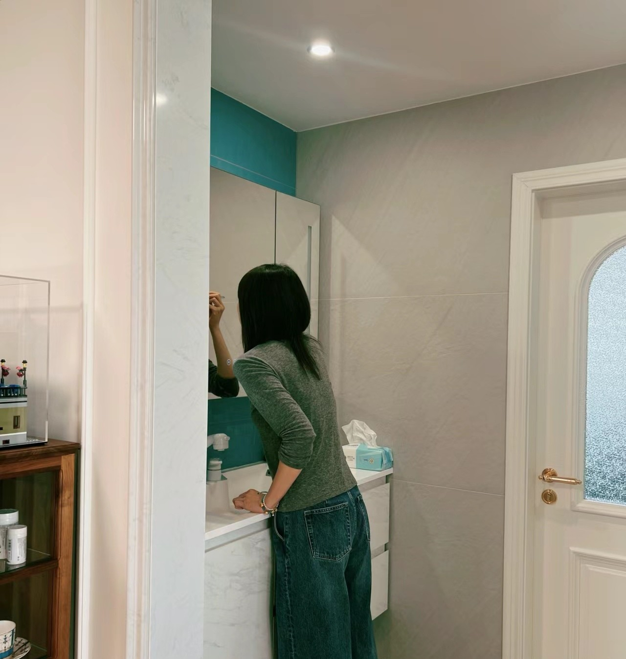 Vợ t&ocirc;i nhất quyết chuyển chậu rửa mặt ra ngo&agrave;i ph&ograve;ng tắm, đến khi dọn v&agrave;o ở mới thấy đ&acirc;y l&agrave; quyết định s&aacute;ng suốt nhất khi l&agrave;m nh&agrave; - Ảnh 4.