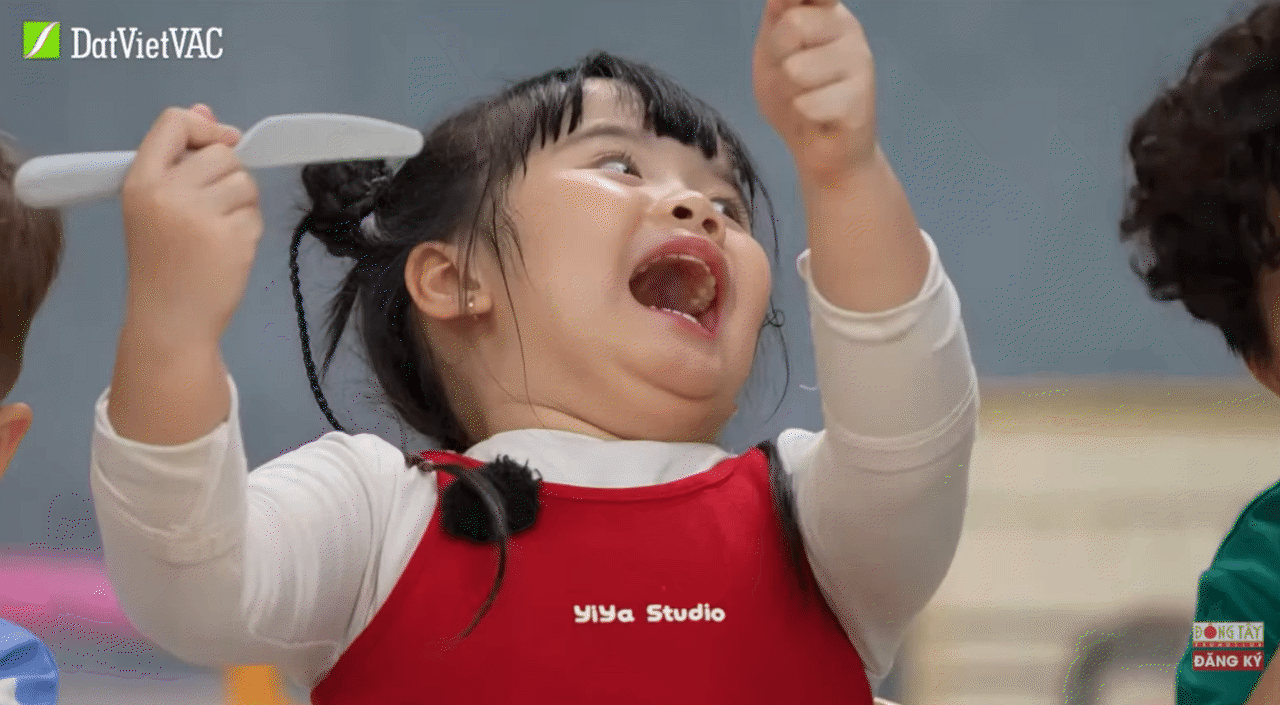 Bé Tư - con gái hot mom miền Tây: Sở hữu chiếc bụng "ăn gì cũng thấy ngon", là chiến thần ngoại giao của show truyền hình- Ảnh 8. Bé Tư - con gái hot mom miền Tây: Sở hữu chiếc bụng "ăn gì cũng thấy ngon", là chiến thần ngoại giao của show truyền hình- Ảnh 8.