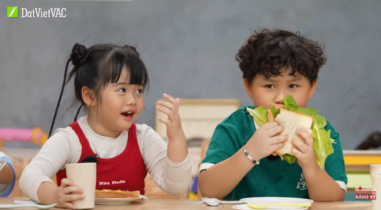 Bé Tư - con gái hot mom miền Tây: Sở hữu chiếc bụng "ăn gì cũng thấy ngon", là chiến thần ngoại giao của show truyền hình- Ảnh 7. Bé Tư - con gái hot mom miền Tây: Sở hữu chiếc bụng "ăn gì cũng thấy ngon", là chiến thần ngoại giao của show truyền hình- Ảnh 7.