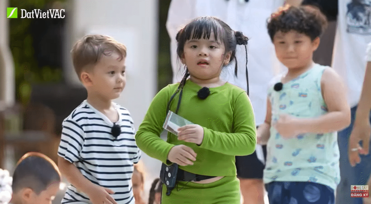 Bé Tư - con gái hot mom miền Tây: Sở hữu chiếc bụng "ăn gì cũng thấy ngon", là chiến thần ngoại giao của show truyền hình- Ảnh 3. Bé Tư - con gái hot mom miền Tây: Sở hữu chiếc bụng "ăn gì cũng thấy ngon", là chiến thần ngoại giao của show truyền hình- Ảnh 3.