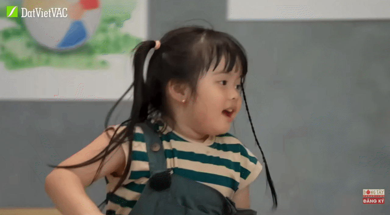 Bé Tư - con gái hot mom miền Tây: Sở hữu chiếc bụng "ăn gì cũng thấy ngon", là chiến thần ngoại giao của show truyền hình- Ảnh 6. Bé Tư - con gái hot mom miền Tây: Sở hữu chiếc bụng "ăn gì cũng thấy ngon", là chiến thần ngoại giao của show truyền hình- Ảnh 6.