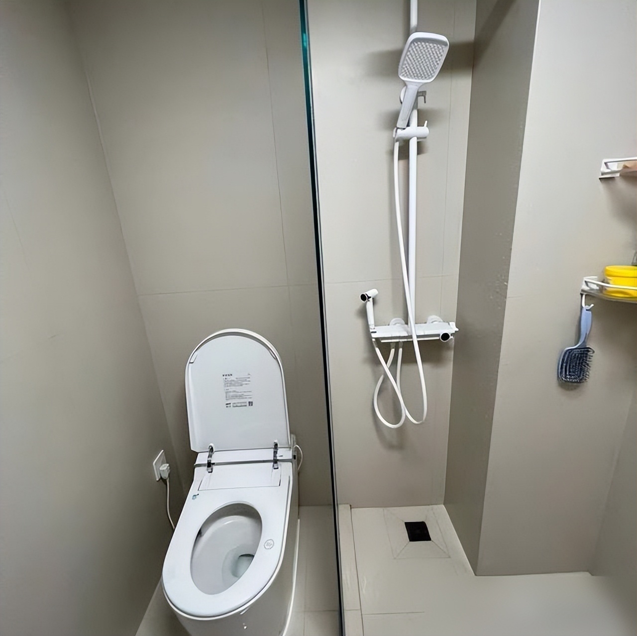 Phòng tắm không còn chuộng kiểu tách khô - ướt: Xu hướng mới giúp nhà nhỏ như có thêm một phòng tắm nữa- Ảnh 4. Phòng tắm không còn chuộng kiểu tách khô - ướt: Xu hướng mới giúp nhà nhỏ như có thêm một phòng tắm nữa- Ảnh 4.