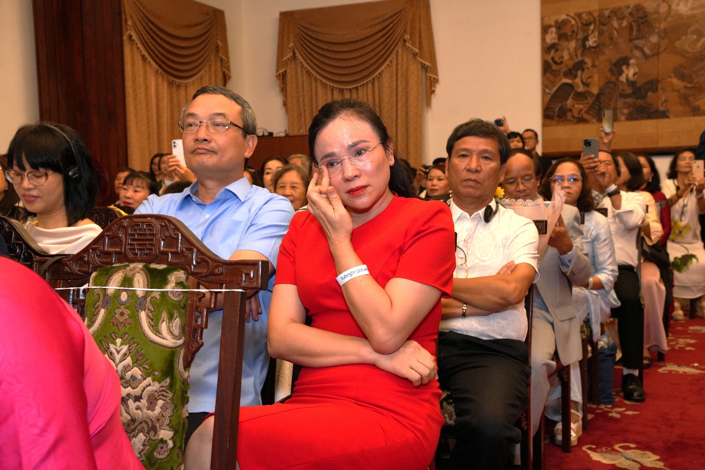"Xin cảm ơn bố mẹ" v&agrave; khoảnh khắc khiến cả hội trường Lễ Tốt nghiệp Fulbright 2026 lặng đi đầy x&uacute;c động!- Ảnh 1.