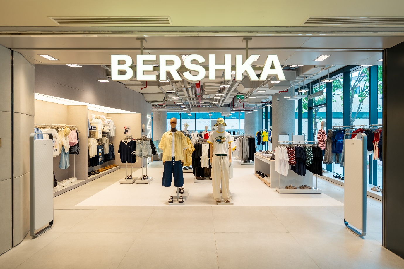 BERSHKA ch&iacute;nh thức cập bến Việt Nam với cửa h&agrave;ng đầu ti&ecirc;n tại Hanoi Centre - Ảnh 1.