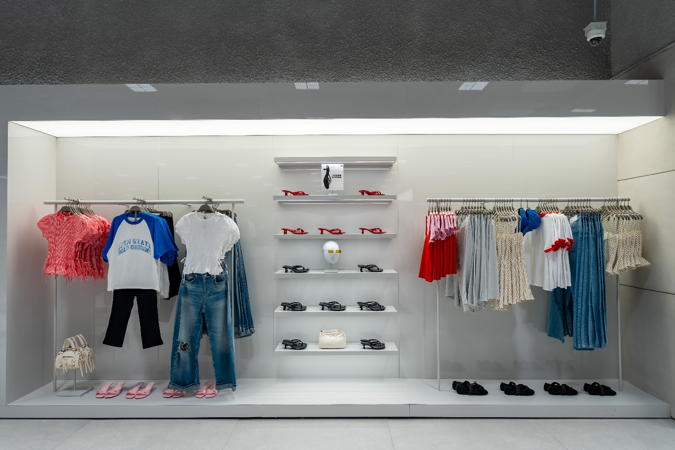 BERSHKA ch&iacute;nh thức cập bến Việt Nam với cửa h&agrave;ng đầu ti&ecirc;n tại Hanoi Centre - Ảnh 2.
