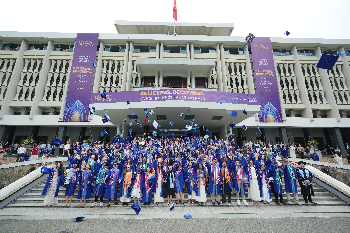 "Xin cảm ơn bố mẹ" v&agrave; khoảnh khắc khiến cả hội trường Lễ Tốt nghiệp Fulbright 2026 lặng đi đầy x&uacute;c động!- Ảnh 3.