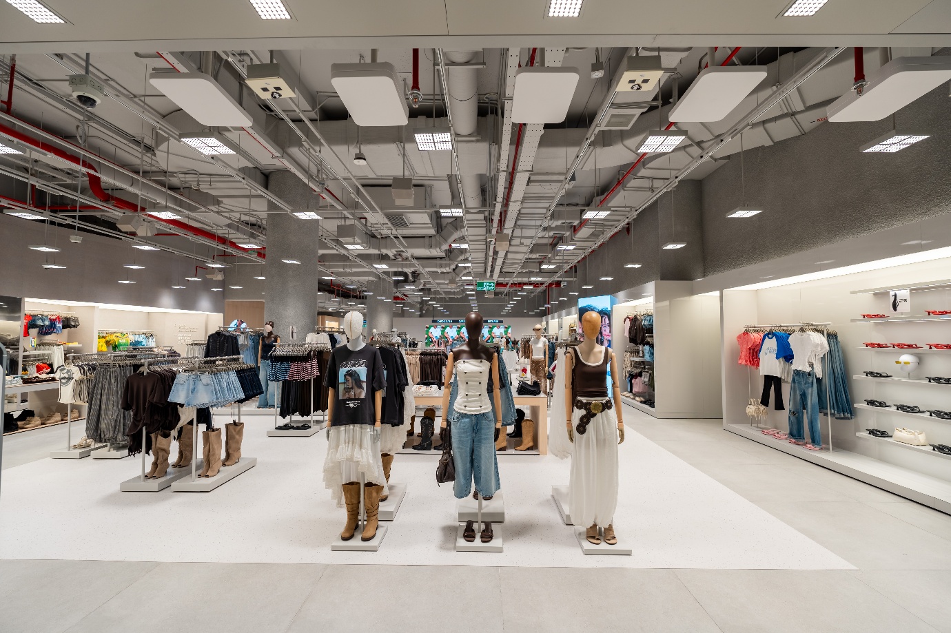 BERSHKA ch&iacute;nh thức cập bến Việt Nam với cửa h&agrave;ng đầu ti&ecirc;n tại Hanoi Centre - Ảnh 3.
