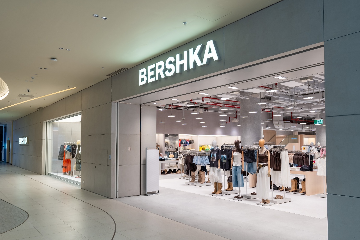 BERSHKA ch&iacute;nh thức cập bến Việt Nam với cửa h&agrave;ng đầu ti&ecirc;n tại Hanoi Centre - Ảnh 4.