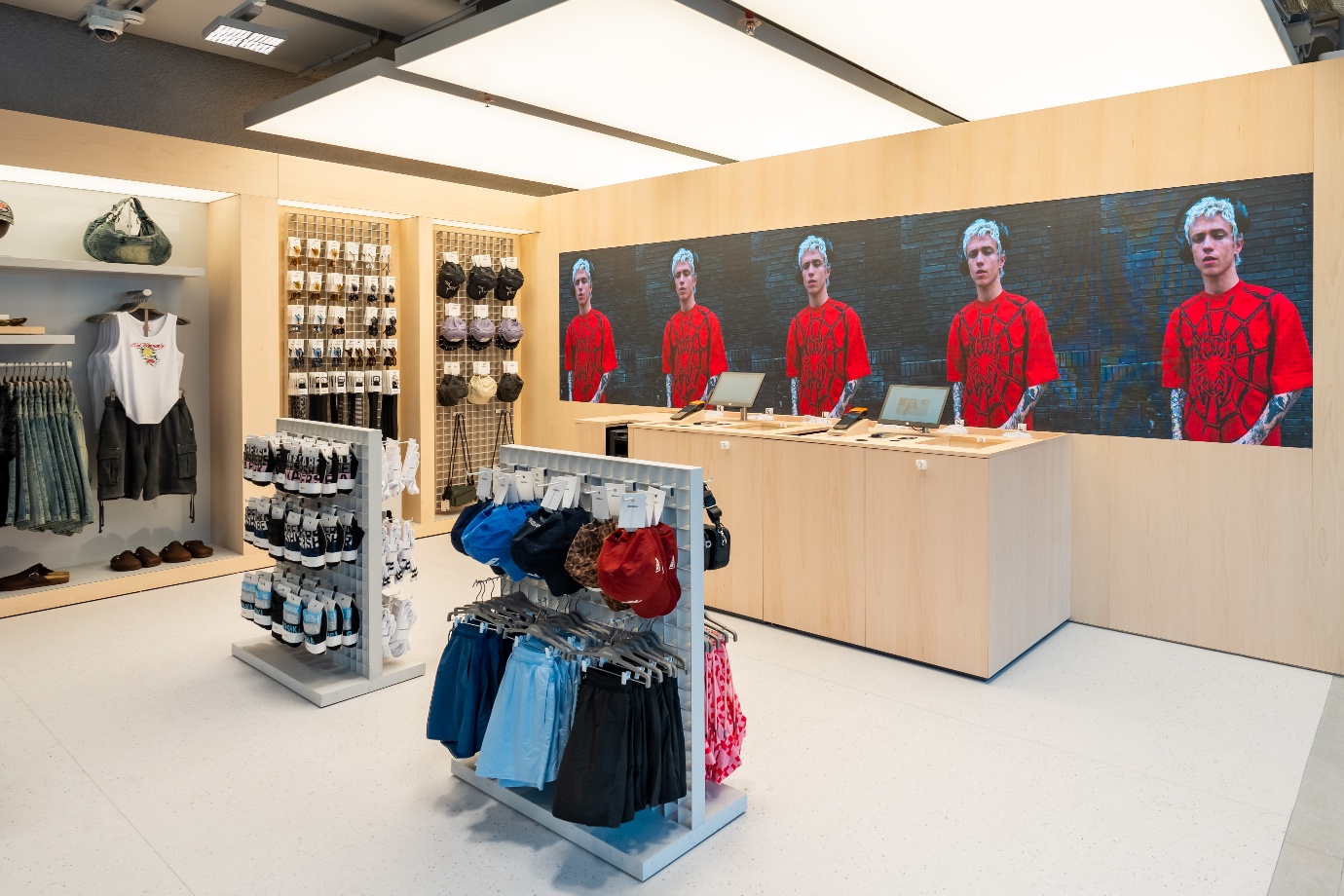 BERSHKA ch&iacute;nh thức cập bến Việt Nam với cửa h&agrave;ng đầu ti&ecirc;n tại Hanoi Centre - Ảnh 5.