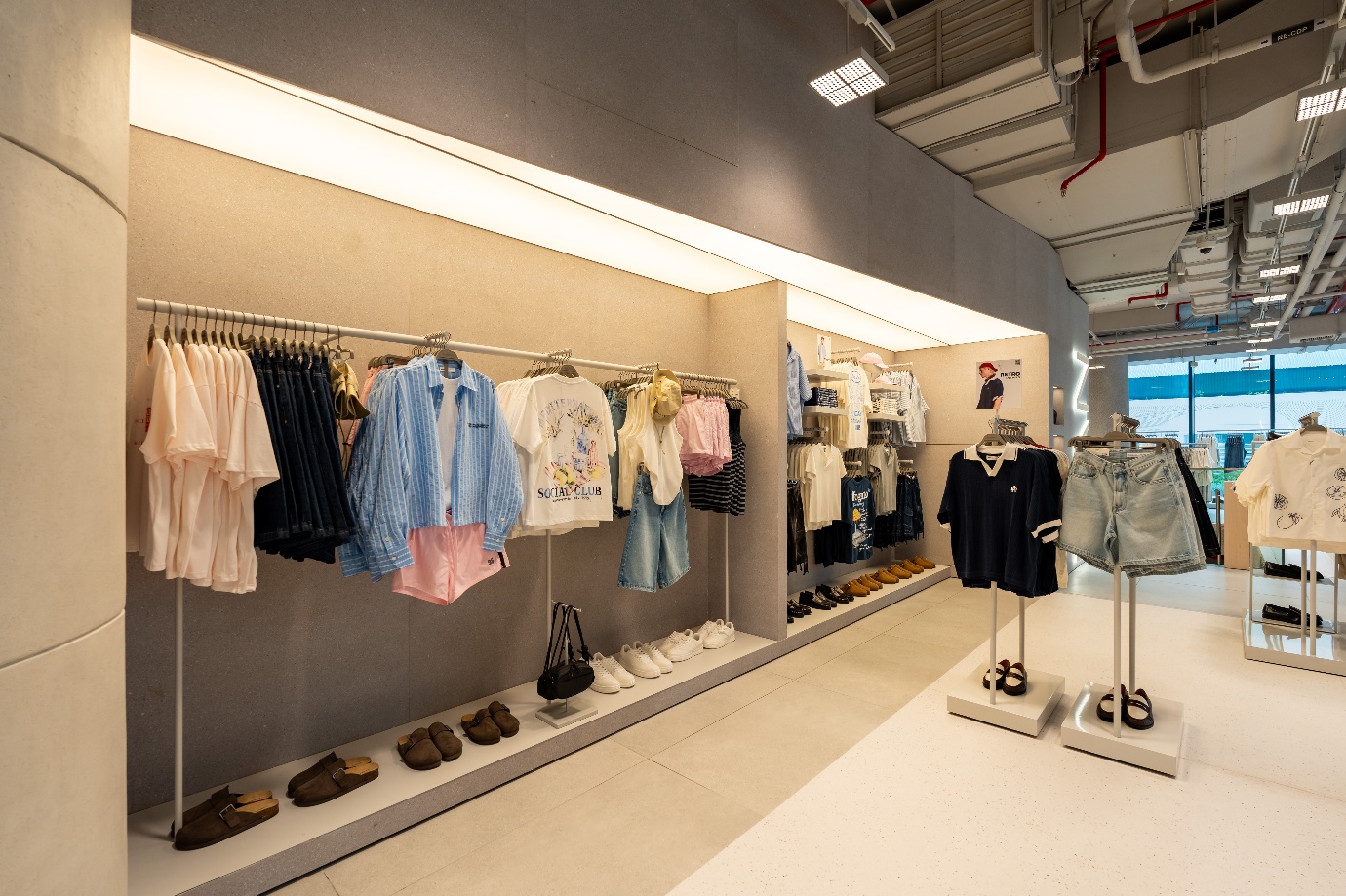 BERSHKA ch&iacute;nh thức cập bến Việt Nam với cửa h&agrave;ng đầu ti&ecirc;n tại Hanoi Centre - Ảnh 7.