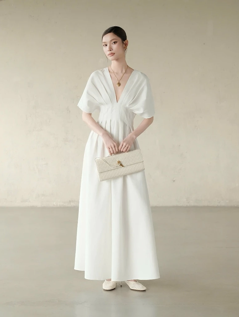 Song Hye Kyo vừa gợi cảm vừa thanh lịch với kiểu đầm "cứ giơ máy lên là có ảnh đẹp" - Ảnh 8.
