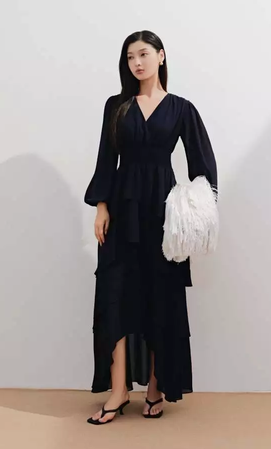 Song Hye Kyo vừa gợi cảm vừa thanh lịch với kiểu đầm "cứ giơ máy lên là có ảnh đẹp" - Ảnh 9.