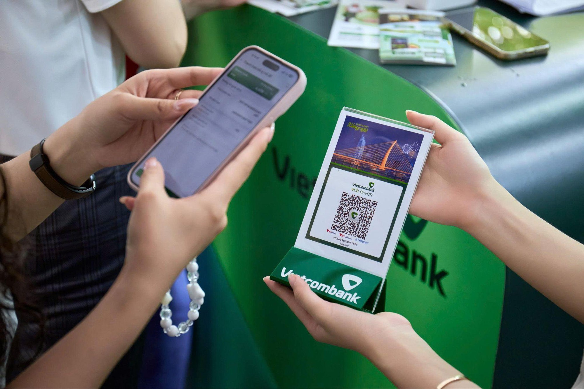 Chiến lược dịch chuyển &ldquo;phễu kh&aacute;ch h&agrave;ng&rdquo;: C&aacute;ch Vietcombank chiếm lĩnh thị phần thảo luận của thế hệ trẻ - Ảnh 1.