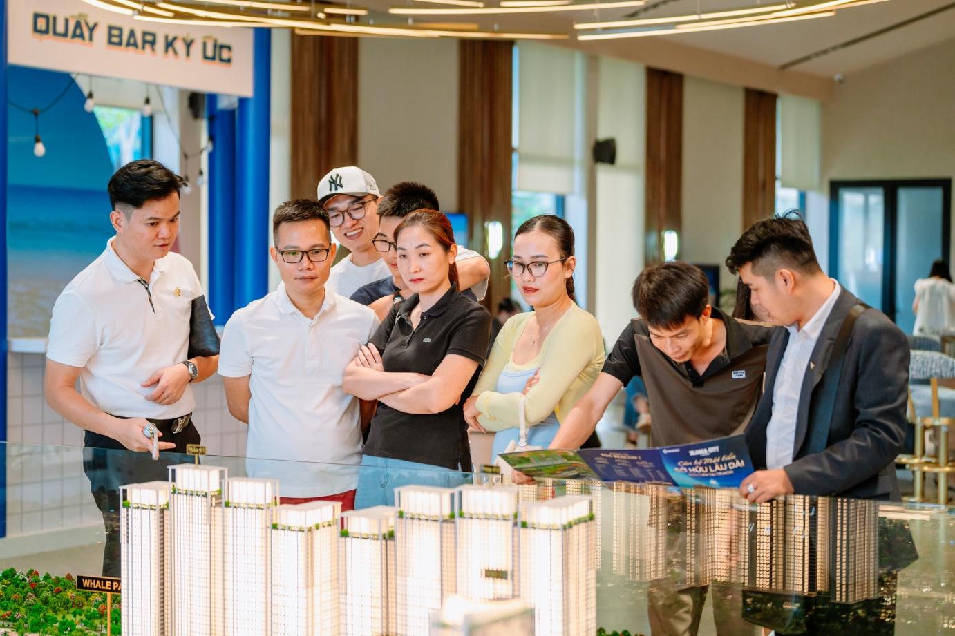 Từ du kh&aacute;ch th&agrave;nh cư d&acirc;n Vũng T&agrave;u: Một đ&ecirc;m xem ph&aacute;o hoa, quyết định mua nh&agrave; b&ecirc;n biển - Ảnh 2.