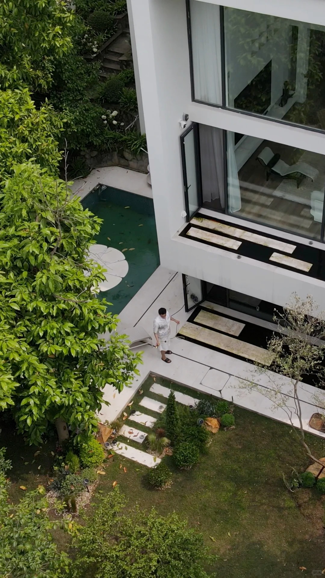 Hồ cá Koi trên ban công, cửa sổ view 