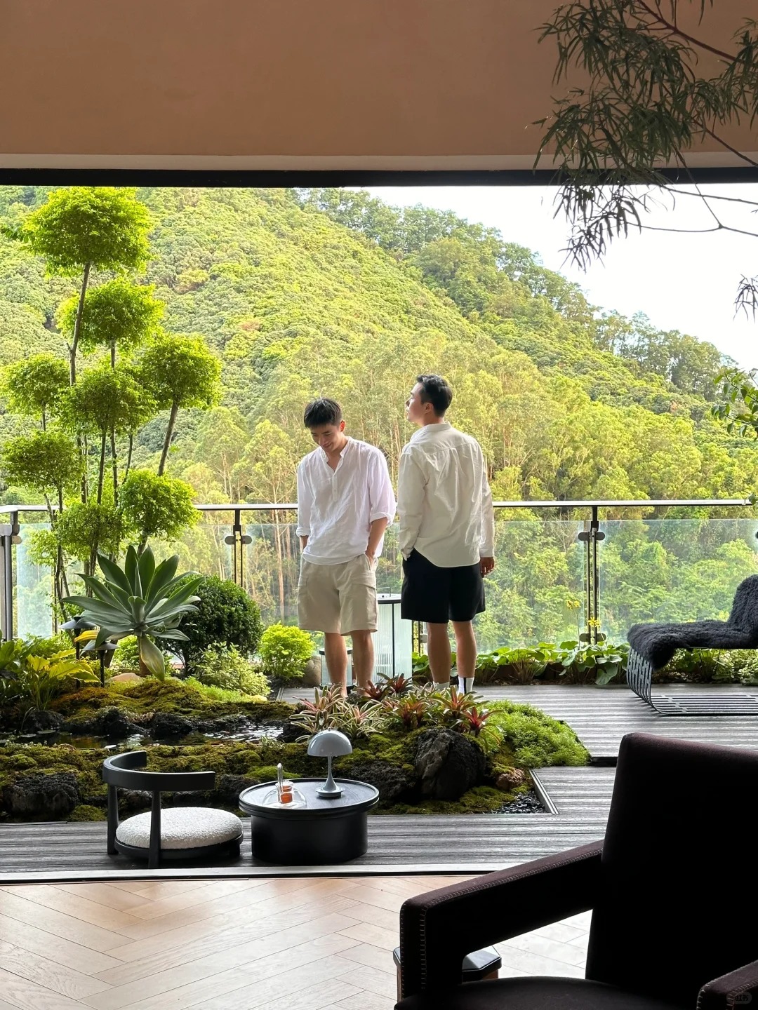 Hồ cá Koi trên ban công, cửa sổ view 