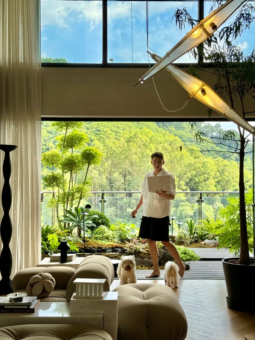 Hồ cá Koi trên ban công, cửa sổ view 
