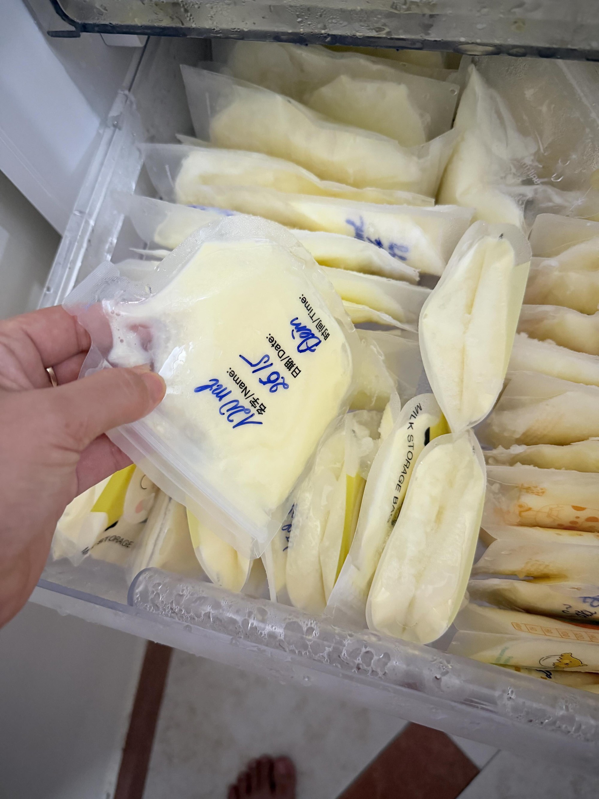 Mẹ bỉm bật khóc nức nở khi thấy tủ trữ đông sữa mở toang, toàn bộ sữa hút cho con tan hết- Ảnh 3. Mẹ bỉm bật khóc nức nở khi thấy tủ trữ đông sữa mở toang, toàn bộ sữa hút cho con tan hết- Ảnh 3.