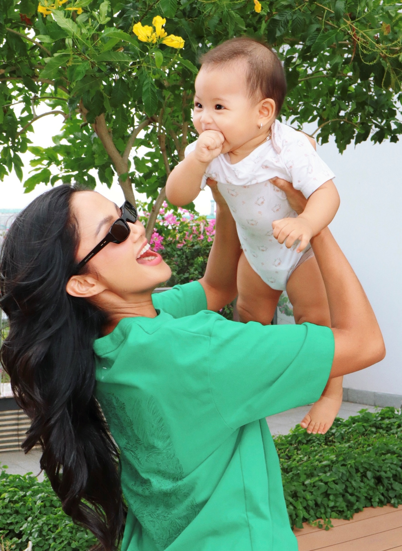 H’Hen Niê hiện tại gây chú ý với cách chăm con tinh giản đến lạ- Ảnh 1. H’Hen Niê hiện tại gây chú ý với cách chăm con tinh giản đến lạ- Ảnh 1.