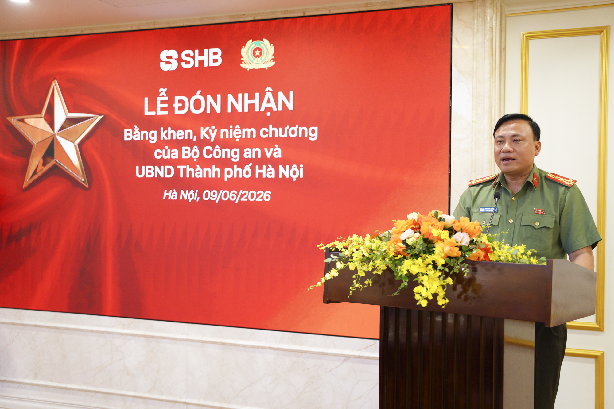 Từ những CBNV SHB bảo vệ kh&aacute;ch h&agrave;ng đến Bằng khen của Bộ C&ocirc;ng an - Ảnh 1.