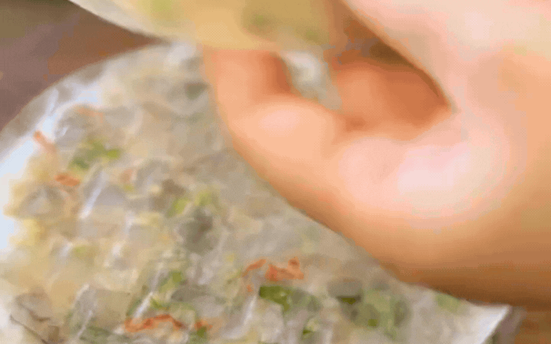 Cày phim, xem bóng đá cuối tuần không thể thiếu món này: Bánh tôm bọc bánh tráng áp chảo thơm lừng, chấm tương ớt ngọt siêu cuốn- Ảnh 8. Cày phim, xem bóng đá cuối tuần không thể thiếu món này: Bánh tôm bọc bánh tráng áp chảo thơm lừng, chấm tương ớt ngọt siêu cuốn- Ảnh 8.