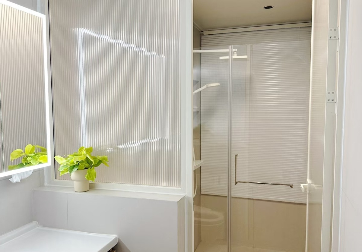 Cửa kính phòng tắm đang dần lỗi thời? 3 giải pháp được nhiều gia chủ trẻ lựa chọn vì đẹp hơn, dễ vệ sinh hơn - Ảnh 2.