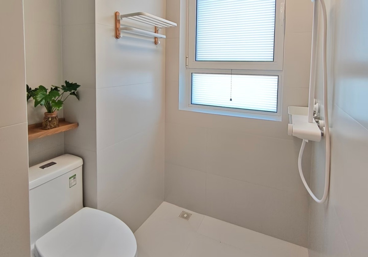 Cửa kính phòng tắm đang dần lỗi thời? 3 giải pháp được nhiều gia chủ trẻ lựa chọn vì đẹp hơn, dễ vệ sinh hơn - Ảnh 4.